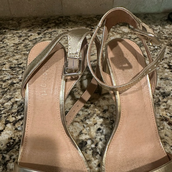 Madden Girl Gold Block Heels Sz 7.5 - Picture 3 of 4